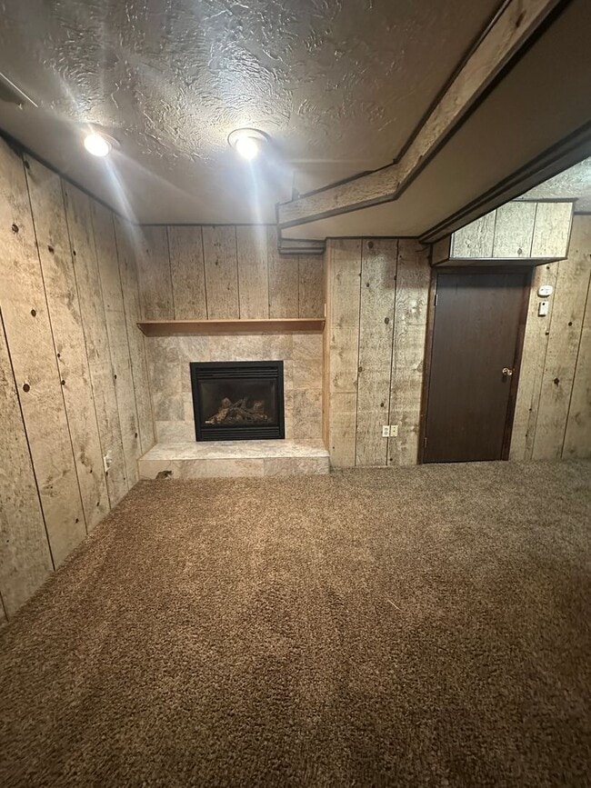 Building Photo - Spacious, three level, 4 Bed 2.5 bath Townhome in Ammon right behind the Walmart on Hitt.