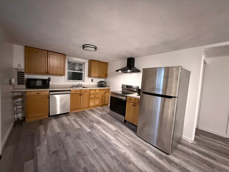 Primary Photo - 65 W Warwick Ave