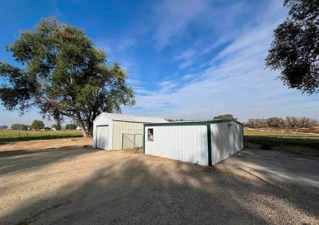 Building Photo - Country Home