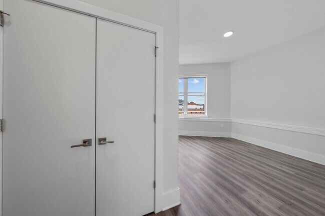 Building Photo - 660 Grand St