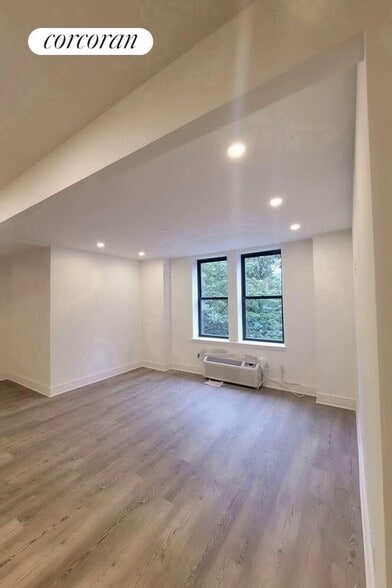 Building Photo - 45 W 81st St