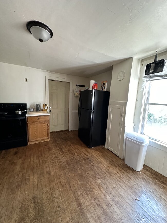 Building Photo - Great 3 bed 1 bath close to campus! Available June 1st