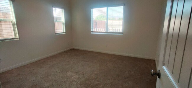 Building Photo - 4 Bed 2 Bath Home in NE Bakersfield!