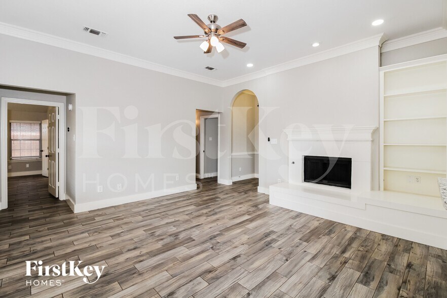 Building Photo - 6 W Sharon Dr