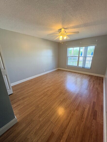 Master bedroom - 4870 S Atlantic Ave