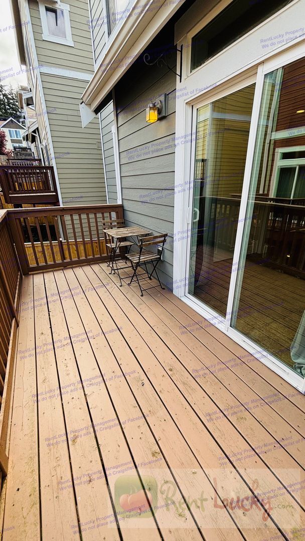 Building Photo - Bright and Spacious Fircrest Townhome in U...