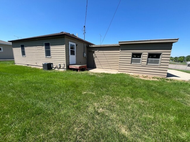 Building Photo - East Side 2 Bed/2 Bath w/ Bonus Room!