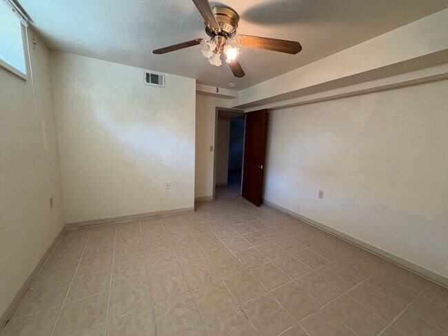 Building Photo - 1208 S Florence Pl
