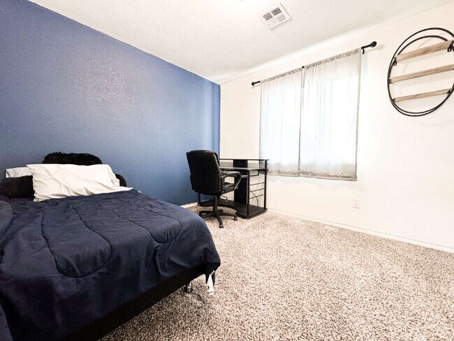 Building Photo - "Spacious 4-Bed, 3-Bath Condo in Desert Sky!"