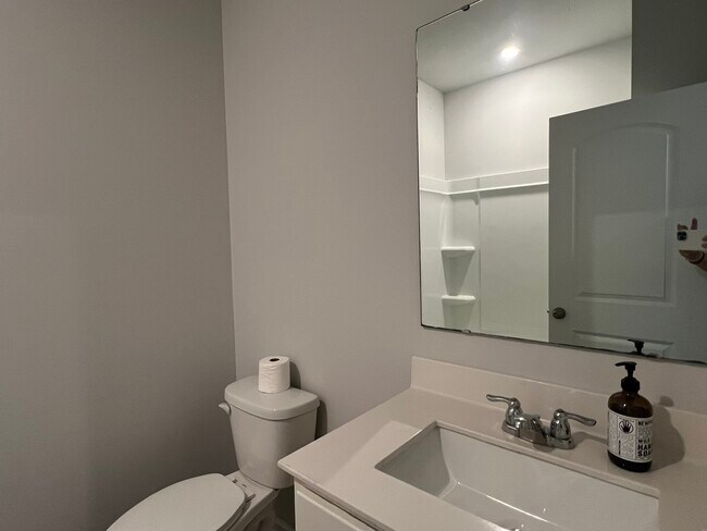 Building Photo - 621 High Hl Dr