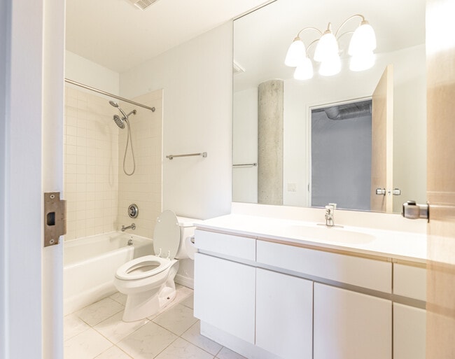 Building Photo - 939 W Huron St