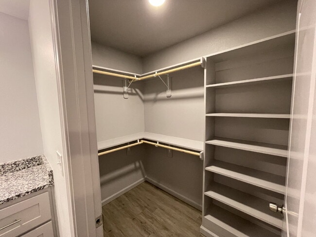 Building Photo - Spacious Home on a quiet cul-de-sac street