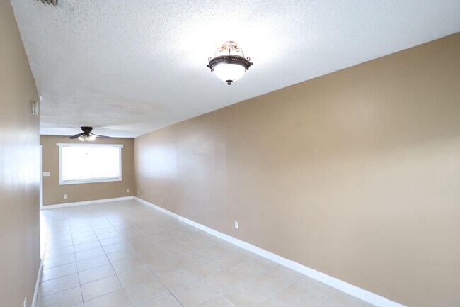 Building Photo - 2303 Seaside Dr
