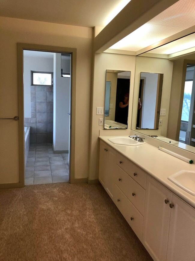 Building Photo - 3/2.5/2 Home - Located in the Beautiful Gated Community at Kahalakua- Endless Views!