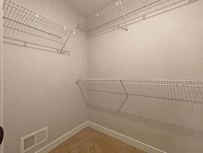 Building Photo - Spacious and Modern 4 Bedroom 3 Bath in Richfield is Pet Friendly!