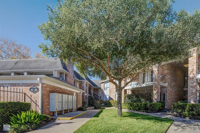 Building Photo - 2234 S Piney Point Rd