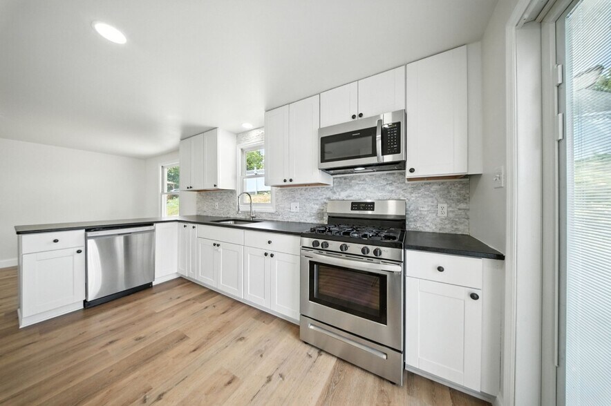 Building Photo - 155 Montgomery St