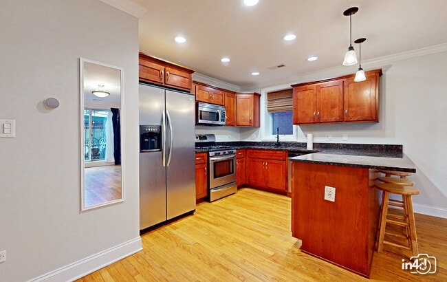 Building Photo - 1504 W Augusta Blvd