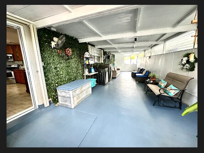 Building Photo - 660 W 70 Pl