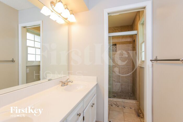 Building Photo - 3709 NE Chapel Dr