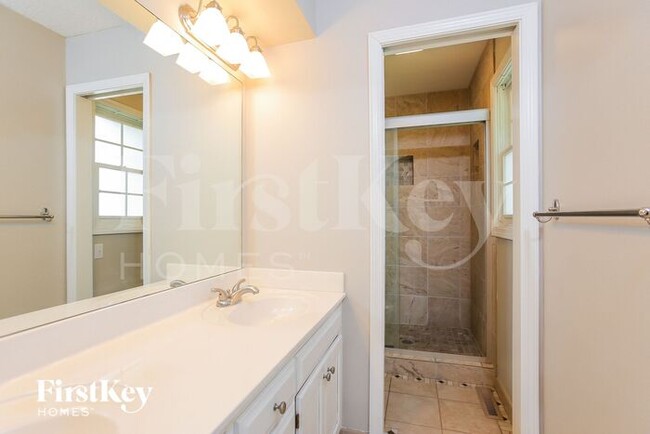 Building Photo - 3709 NE Chapel Dr