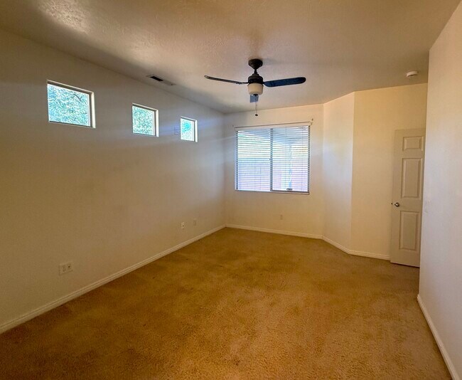 Building Photo - 934 N Slow Creek Ln