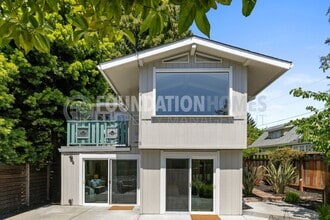 Building Photo - Charming 3 bed/2.5 bath in the heart of do...