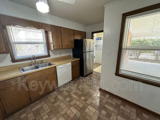 Building Photo - 4431 Roxbury Dr