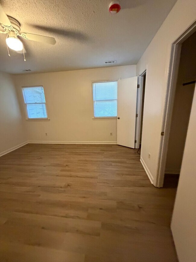 Building Photo - 6901 Glendower Rd