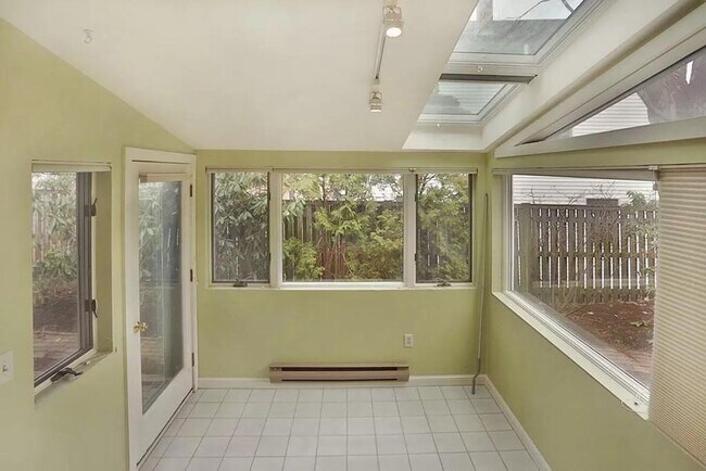 Building Photo - Beautiful first floor 1 bedroom condo in a great location now available!