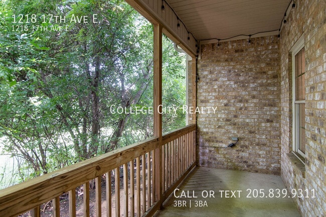 Building Photo - 1218 17th Ave E