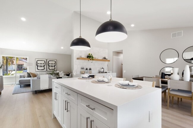 Building Photo - Beautifully Renovated 3 Bed/2 Bath Home in...