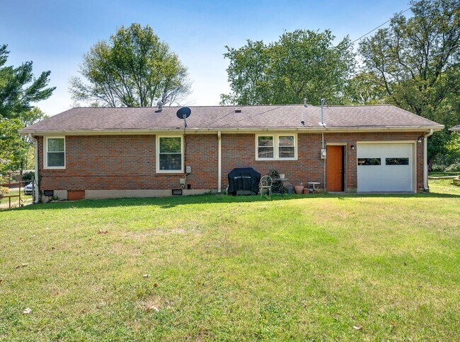 Building Photo - 3 Bedroom 1 Bath Donelson House by Two Riv...