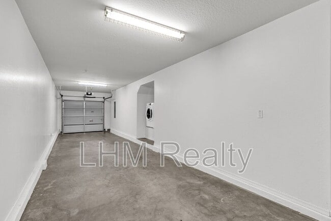 Building Photo - 2210 E Huntington Dr