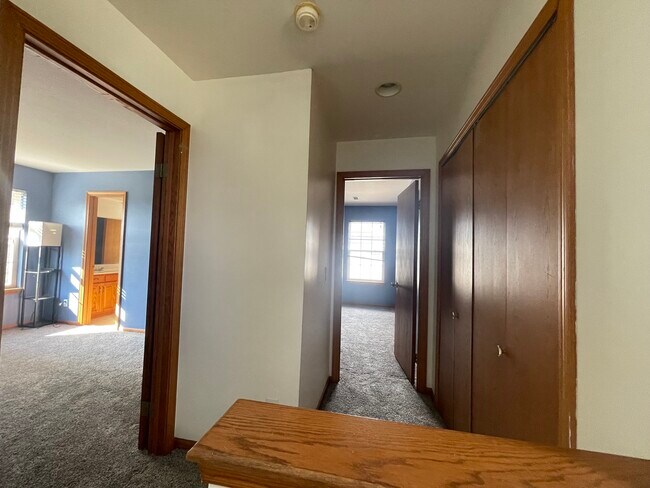 Building Photo - 715 Erin Dr