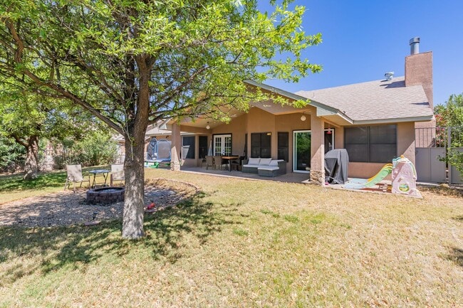 Building Photo - Beautiful Home in the Golf Course Area