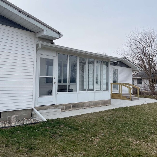 Building Photo - 2224 Oakwood Dr