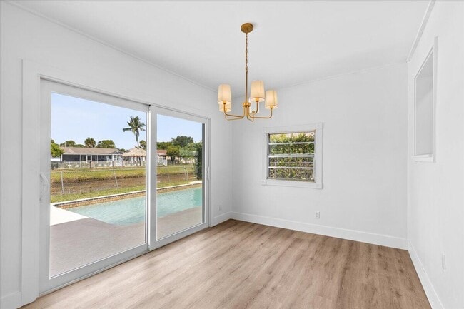 Building Photo - 533 Riverside Dr