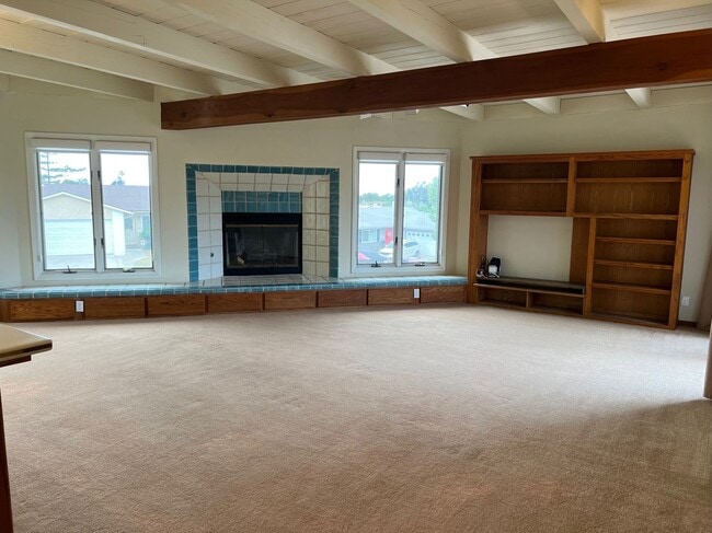 Building Photo - Spacious Mid Century VIEW Home