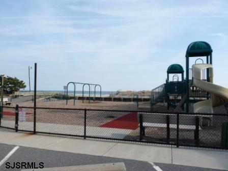 Building Photo - 110 N Gladstone Ave