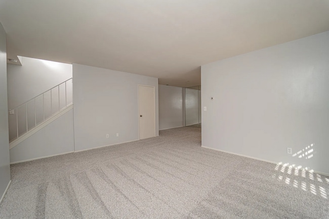 Building Photo - Beautiful 4 Bd Townhouse