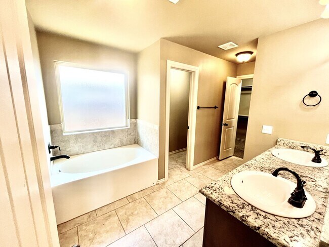 Building Photo - For Rent: 4 Bed | 2 Bath | Spacious Yard |...