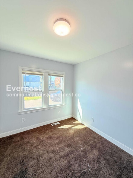 Building Photo - 2484 Woodmere St