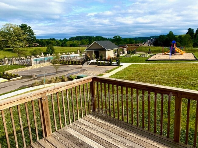 Building Photo - 1160 Cloud View Dr