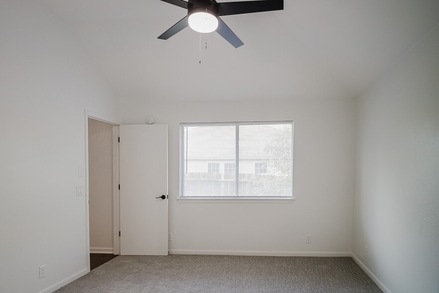 Building Photo - 810 Faircrest Dr