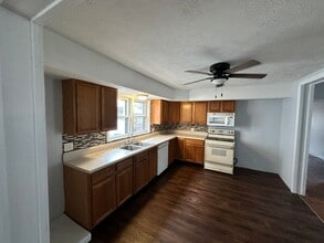 Building Photo - Great 2br/2ba home with large yard and large bonus room!