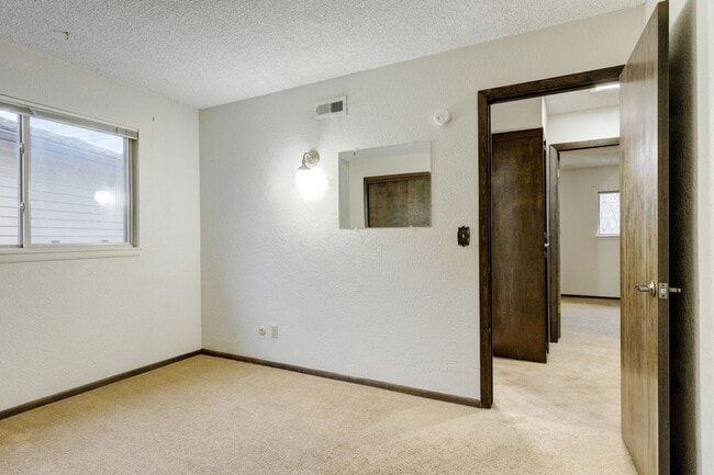 Building Photo - Charming Residence in a Prime Location 3bed/2bath