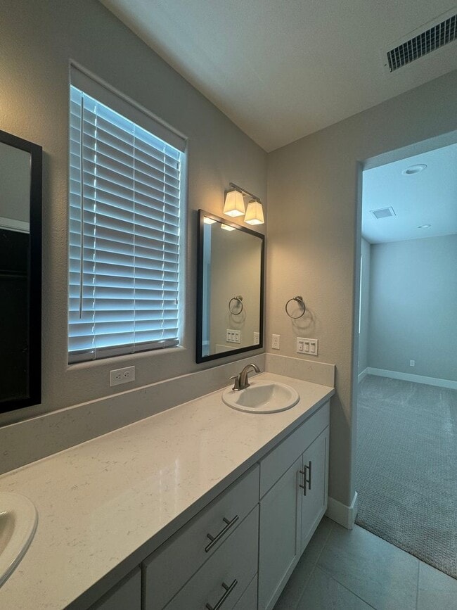 Building Photo - Tesoro Viejo- 3 bedroom 2.5 Bath