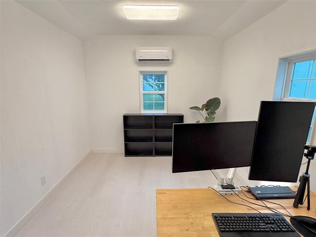 Building Photo - 10412 Parkwood Dr