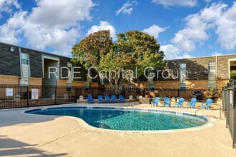 Building Photo - 7040 Glenview Dr